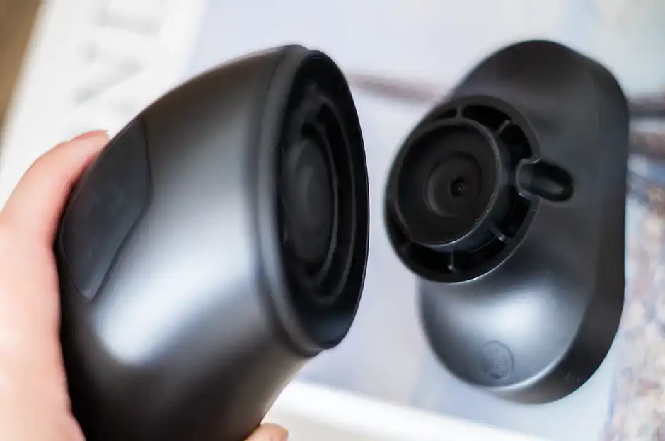 磁石式のため近づけるだけでパチッと簡単に装着