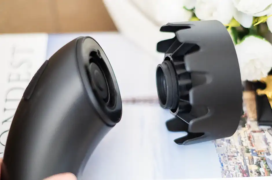 磁石式のため、近づけるだけでパチッと簡単に装着