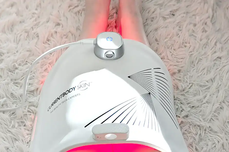 スタンドでも直接置いてもOK！フレキシブルに顔から足先まで全身ケア