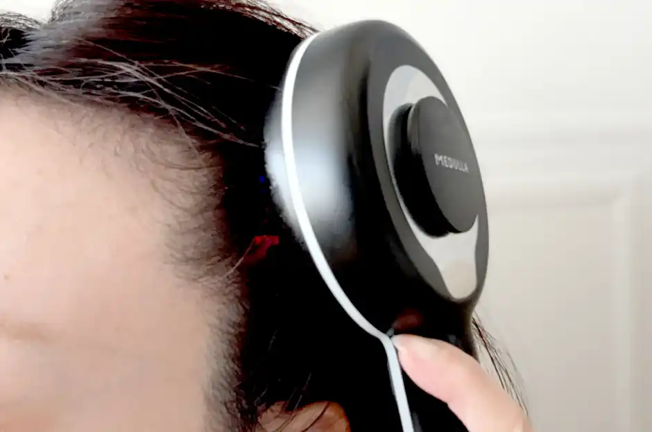 顔の皮を引っ張り上げている頭皮の筋肉を『MEDULLAスカルプエアショット』で攻める