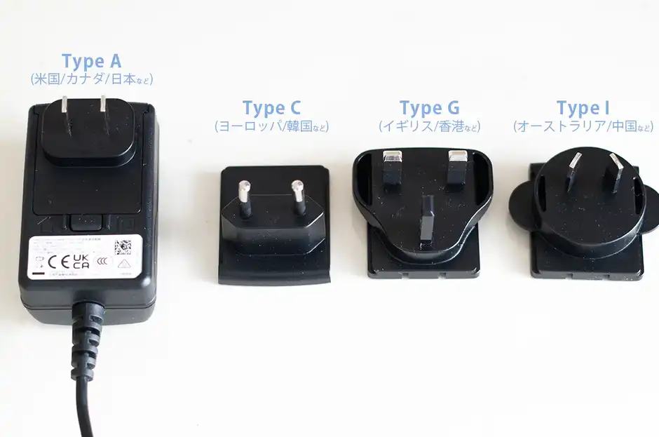 各国のコンセントに対応した4種類のプラグ入り