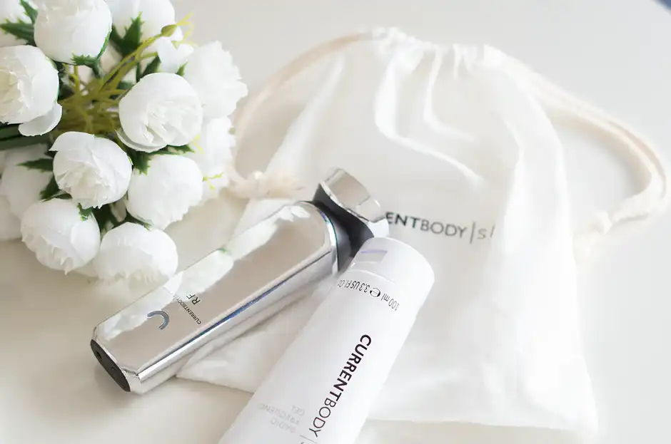 STEP1：洗顔したら専用ジェルをケアする部分に塗る