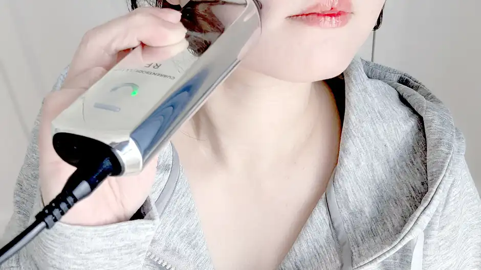 カレントボディRF(ラジオ波)美顔器の使用中