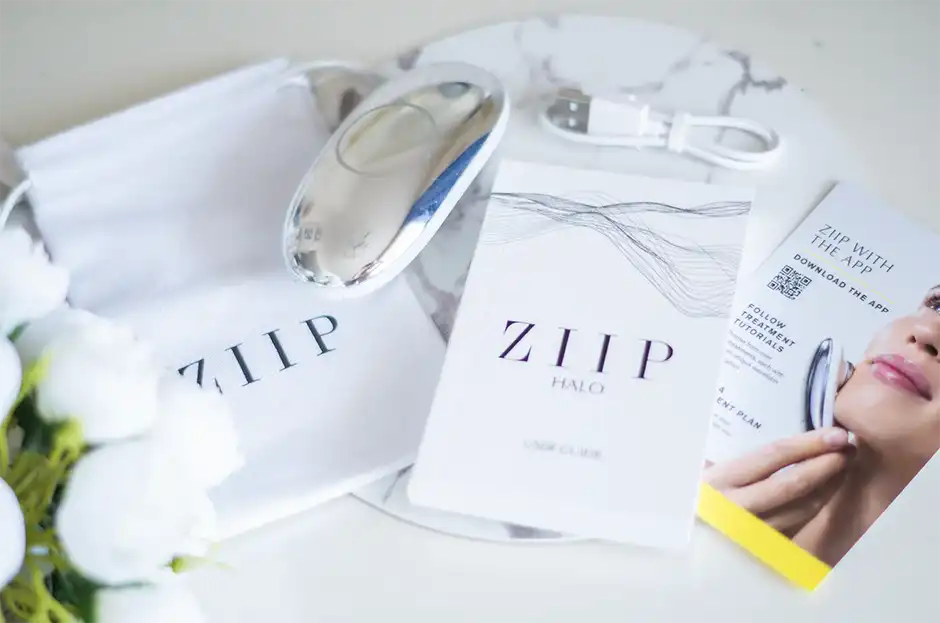 USBType-Cの充電ケーブルや専用ポーチ、取扱説明書にアプリダウンロード用のリーフレットが同封