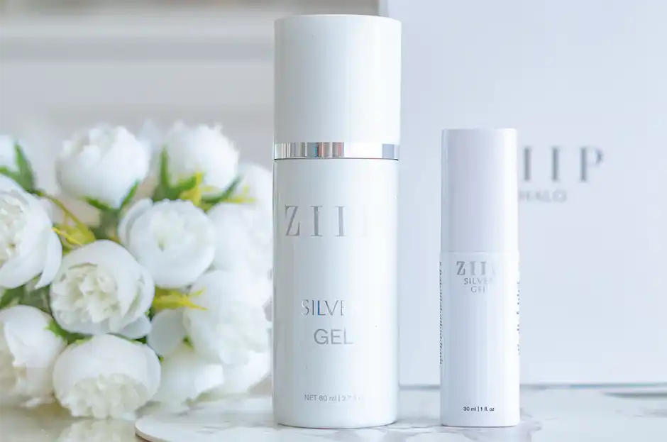 付属のジェルは小ぶりサイズ(右側)ですが、定価21,000円(税込)のゴールデンジェルがお試しできるのはかなりお得