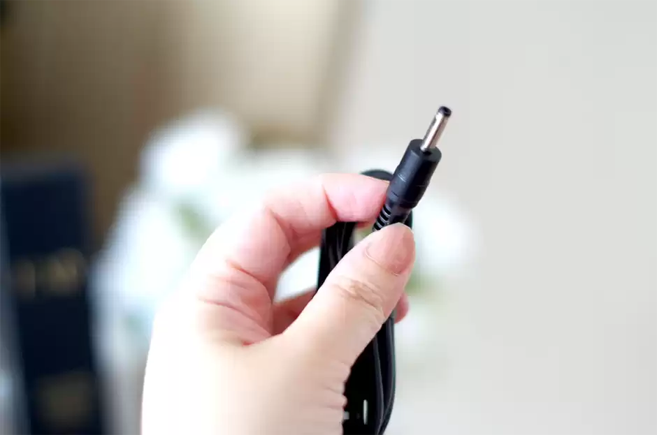 充電端子はUSB-typeCではない