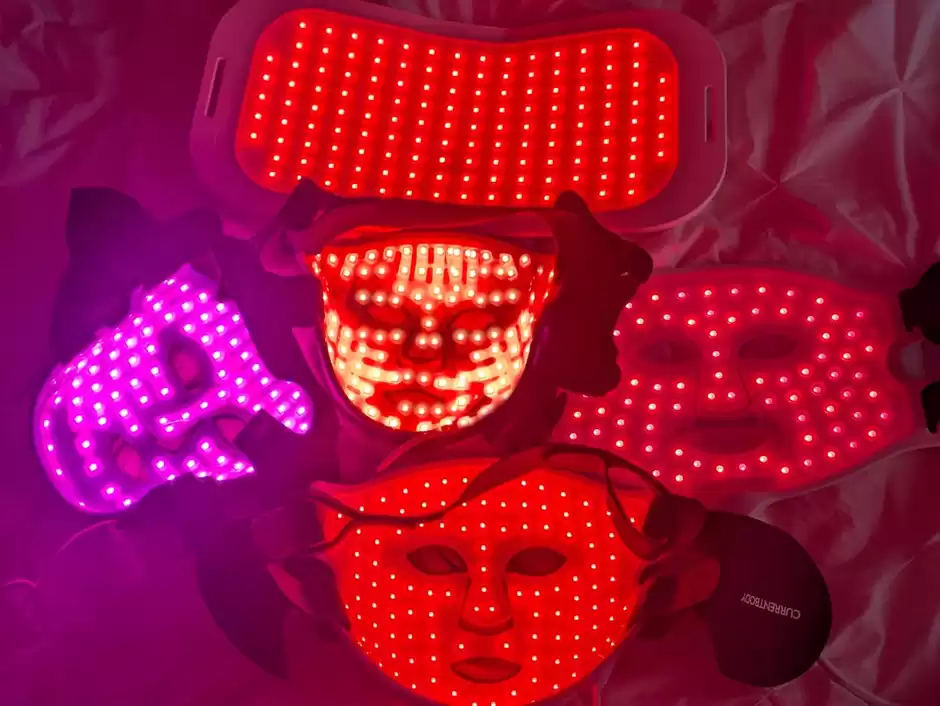赤やピンクに光る5台のLEDマスク