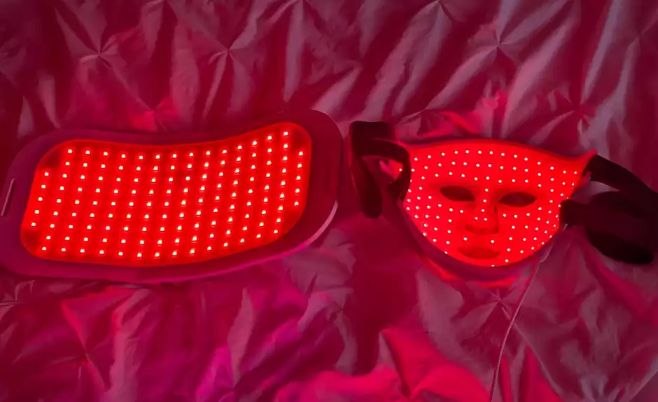 赤く光る全身用と顔用のLED